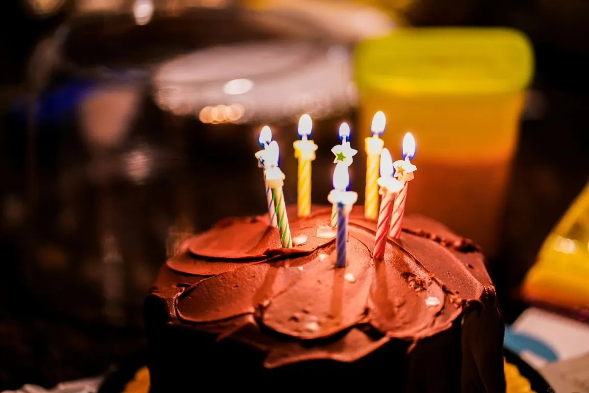 Gâteau d’anniversaire au chocolat avec des bougies allumées