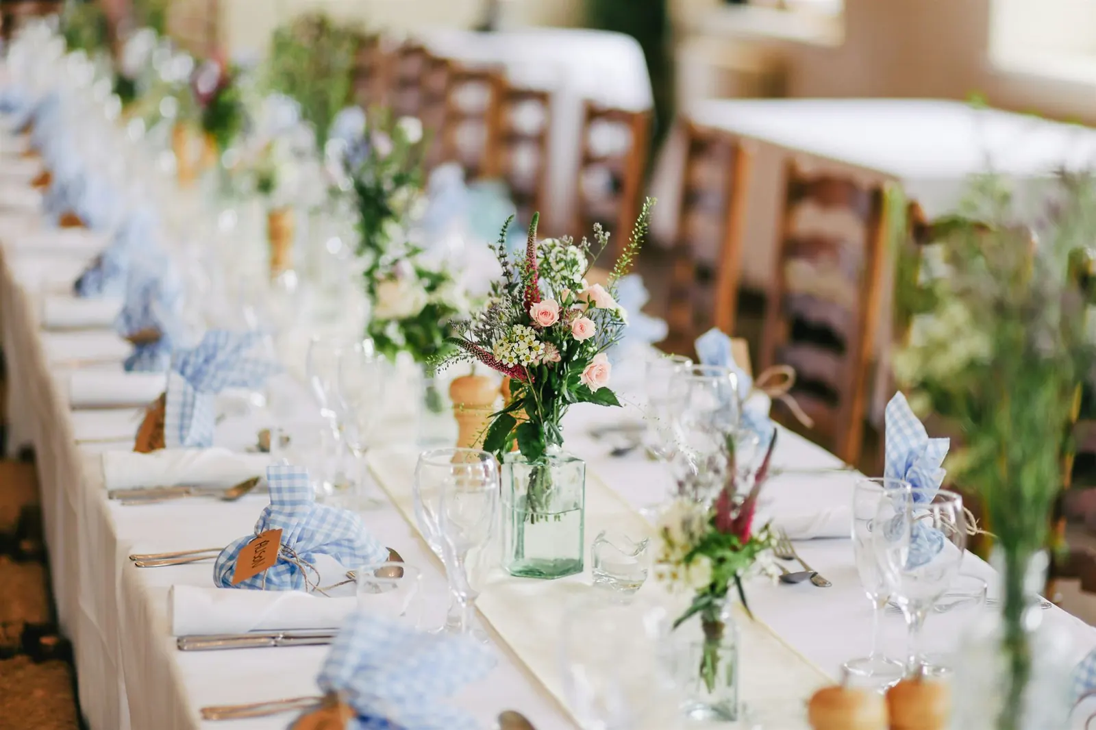 Invités de mariage photographiant la soirée depuis leur table